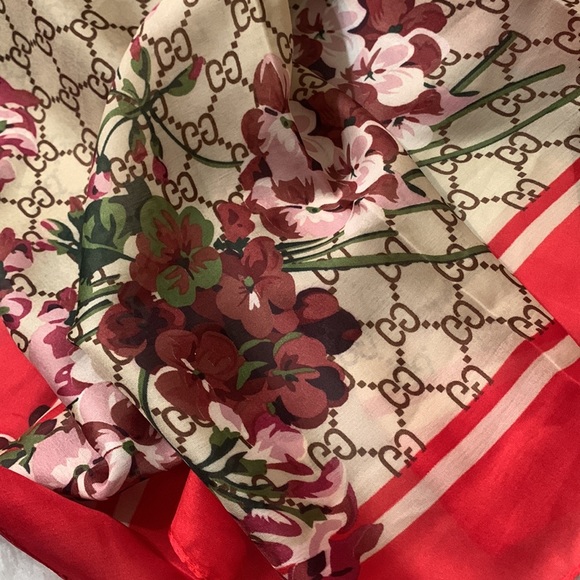 Nwt Gucci PRINT Pashmina 100% SILK - Picture 7 of 7